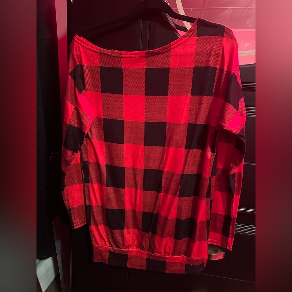 Cold shoulder, red and black plaid shirt